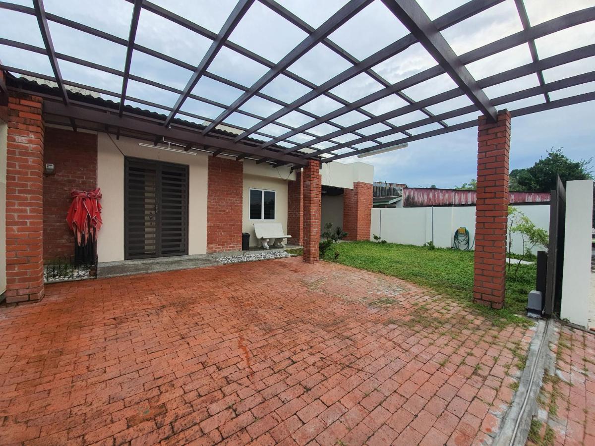 Swimming Pool Party House Apartment Batu Pahat Exterior photo